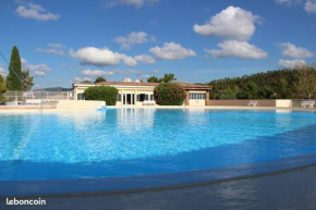 T2 rez de villa avec piscines